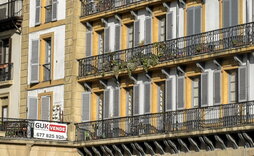 Viviendas y un cartel inmobiliario en la parte vieja de Donostia.