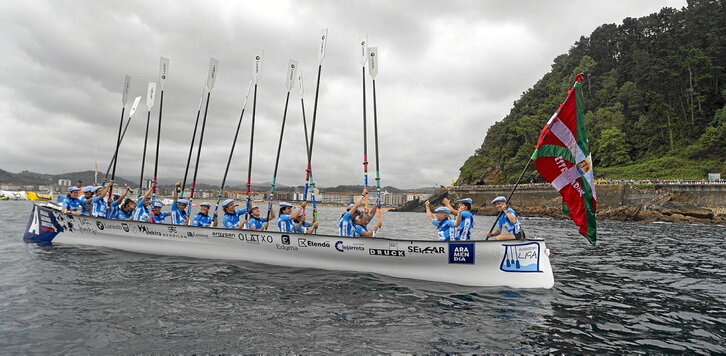 Arraun Lagunak-eko arraunlariak, Euskotren Liga eta Zarauzko Ikurrina irabazi dutela ospatzen, atzo, Zarautzen.