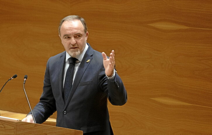 Javier Esparza interviene desde la tribuna del Parlamento en una imagen de archivo.