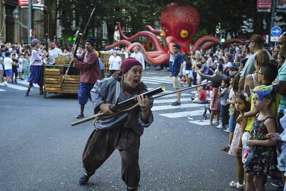 El desfile de la Ballena es una de las kalejiras más espectaculares de Aste Nagusia.
