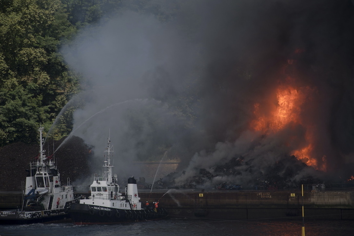 Incendio en el puerto de Pasaia en 2018, que generó denuncias ante la Fiscalía por afecciones medioambientales.