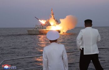 Kim Jong-un observa el lanzamiento de un misil desde un barco de la flota del mar del Este.
