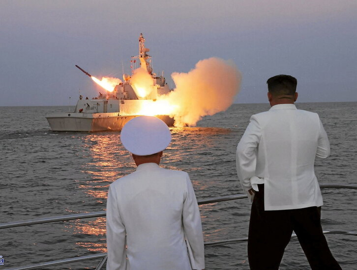 Kim Jong-un observa el lanzamiento de un misil desde un barco de la flota del mar del Este.