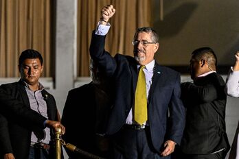 Bernardo Arévalo celebrando la victoria electoral.