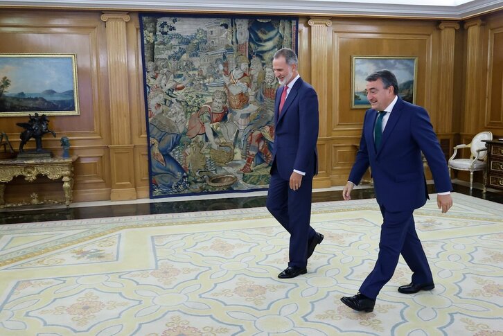 Felipe de Borbón y Aitor Esteban, en la reunión del lunes.