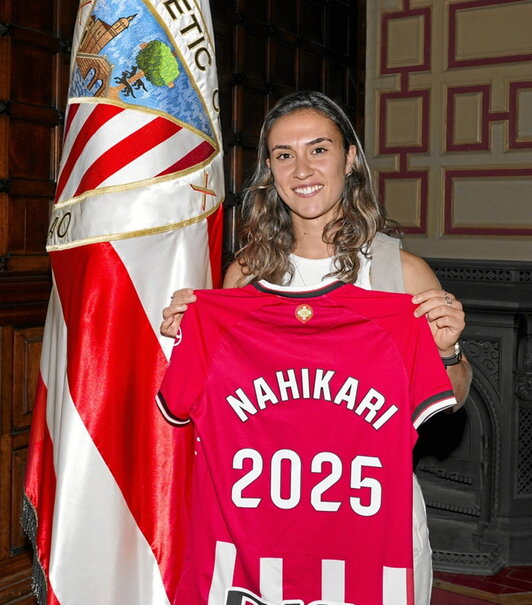 Nahikari García posa con la camiseta rojiblanca.