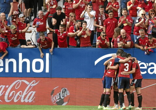 La grada celebra con los jugadores uno de los goles anotados al Girona, lo que permitió clasificarse para la Conference League.