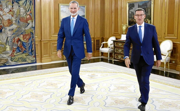 Felipe de Borbón, mientras esperaba para recibir al candidato del PP, Alberto Núñez Feijóo.