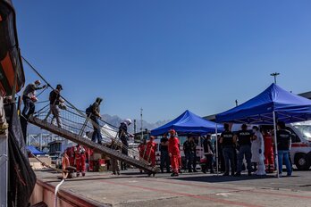 Migrantes rescatados por el Open Arms desembarcan en Carrara. 