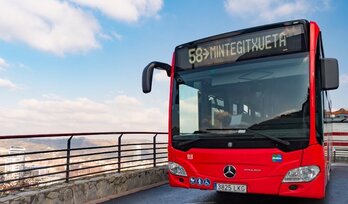 Un autocar de Bilbobus, cuya plantilla demanda el salario íntegro ahora amenazado en caso de baja.