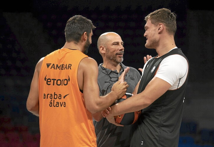 Joan Peñarroya, junto con Maik Kotsar y Dani Díez en el primer día de trabajo.