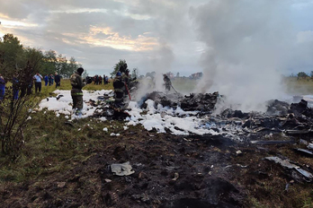 Los equipos de rescate en el lugar donde ha caído el avión donde viajaba el jefe de Wagner.