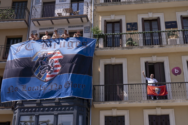 Aficionados del Brujas en la Plaza del Castillo de Iruñea, ante un rojillo que se amilana.