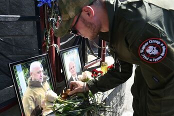 Un miembro del Grupo Wagner recuerda al jefe fallecido, en Novosibirsk.
