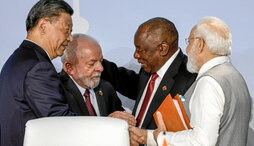 Txinako Xi, Brasilgo Lula, Hegoafrikako Ramaphosa eta Indiako Modi, pozarren, Johannesburgeko goi bileran.