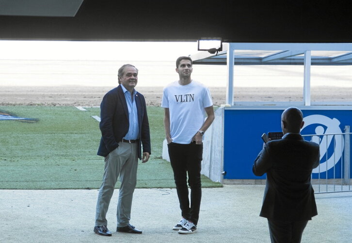 Jokin Aperribay y Arsen Zakharyan, en la presentación del jugador ruso del lunes.