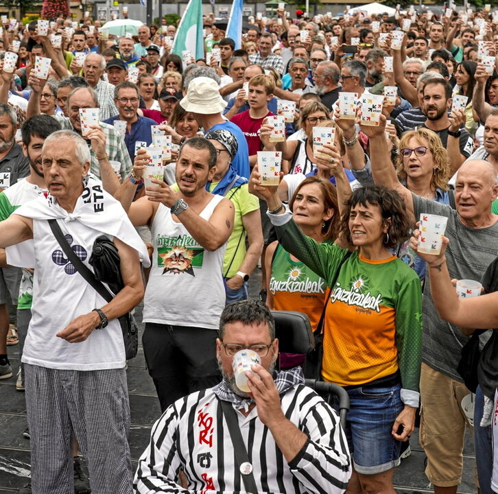 La marcha concluyó con un brindis por el retorno de los presos a casa.