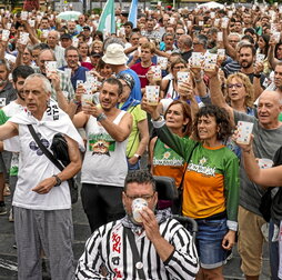 La marcha concluyó con un brindis por el retorno de los presos a casa.