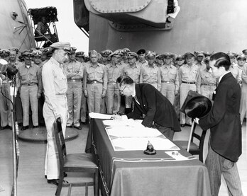 Mamoru Shighland Japoniako kanpo-ministroa errendiziorako akta sinatzen, USS Missourin, Richard K. Sutherland jenerala begira ari dela.
