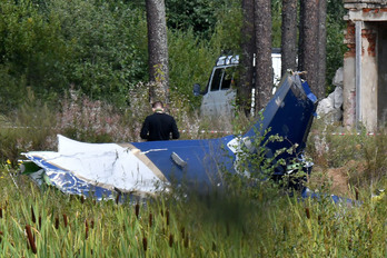 Un ala del avión que cayó en la ruta entre San Petersburgo y Moscú.