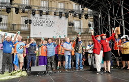 Homenaje a los comparseros que participaron en las labores de limpieza hace 40 años.