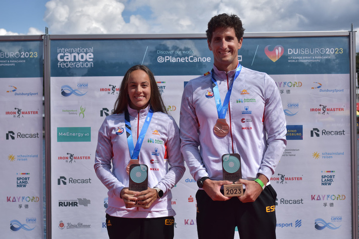 Iñigo Peña en el podio junto a su compañera Bárbara Pardo.