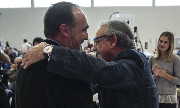 Esparza y Sanz se abrazan en un acto del partido en 2016, en plena resaca del mayor descalabro electoral, en 2015.
