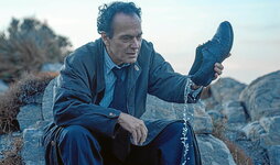 José Coronado es un cineasta desaparecido en “Cerrar los ojos”, nueva película del célebre Víctor Erice. El director de Karrantza recibirá el  Premio Donostia de Zinemaldia este mes.