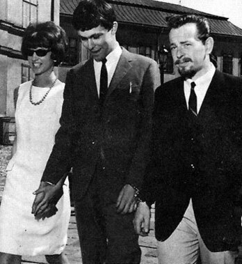 Clark Olofsson, en el centro entre su esposa y un policía, uno de los secuestradores del Banco Kreditkanken.