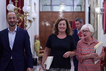 El vicepresidente primero del Congreso, Alfonso Rodríguez Gómez de Celis (PSOE); la presidenta de la Cámara, Francina Armengol, y la portavoz adjunta del PSOE en el Congreso, Isaura Leal, a su llegada a la reunión de la Mesa. 