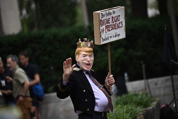 Una persona disfrazada de Trump, fotografiada en la entrada del Tribunal E. Barrett Prettyman de Washington.