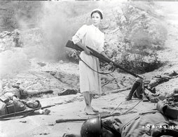 Gerraren indarkeria gizagabea aztertzen du Yasuzo Masumuraren «Akai tenshi» (1966) filmak.