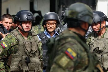 Zurita acudió a votar con casco y chaleco antibalas, en medio de un enorme despliegue de seguridad. 