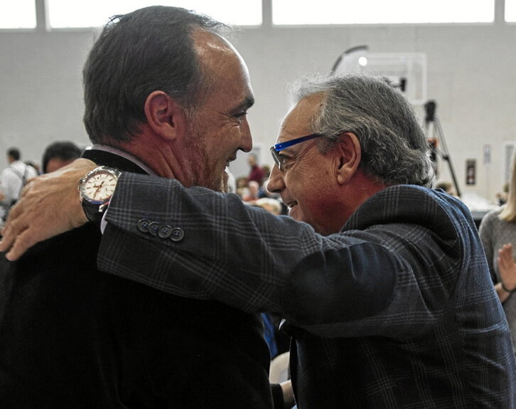 Esparza y Sanz se abrazan en plena resaca del descalabro electoral de 2015.