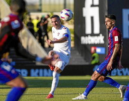 Arbilla despeja el balón ante Chapela.