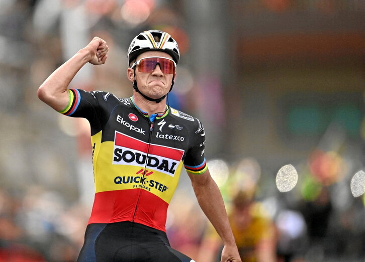 Remco Evenepoel celebra su victoria en Arinsal antes de sufrir una aparatosa caída.