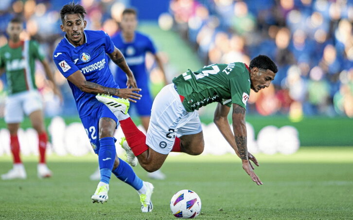 Benavidez cae ante la entrada de Damián, un suplicio para todo el ataque albiazul.