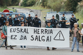 A63rako sarbidea itxi egin dute Baionan, ‘Euskal Herria ez dago salgai’ aldarrikatzeko.