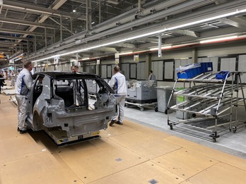 Imagen de archivo de un grupo de trabajadores de Volkswagen en la planta de la ciudad alemana de Zwickau.