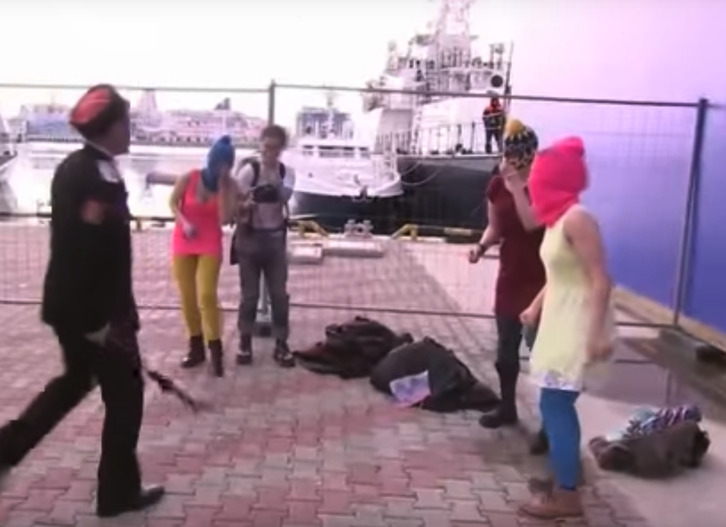 Los cosacos, golpeando a las componentes de Pussy Riot con un látigo.