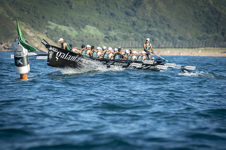 Kaikuko trainerua, ahalegin betean aurtengo Zarauzko Ikurrinako estropadan.