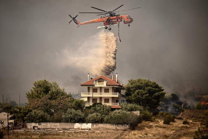 Labores de extinción del fuego en Grecia. 