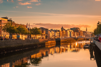 El puente peatonal Ha'penny Bridge sobre el ríoLiffey, en el centro de Dublín.