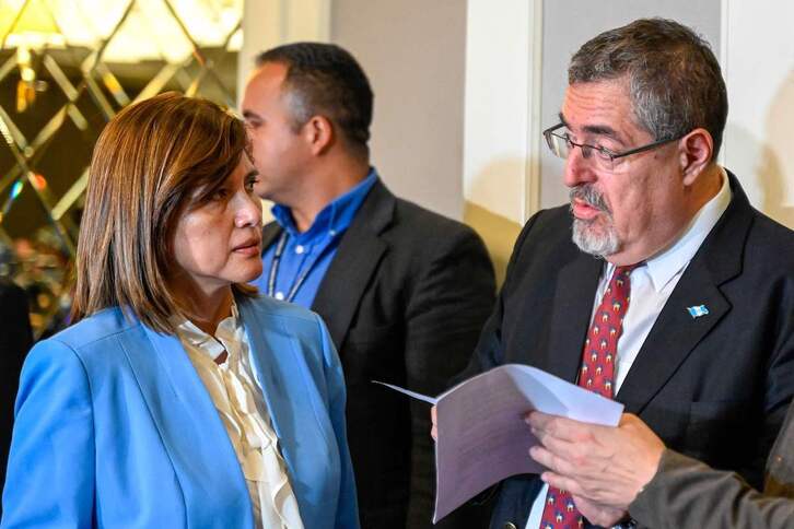 El presidente electo, Bernardo Arévalo, conversa con su vicepresidenta, Karin Herrera, tras la rueda de prensa ofrecida el lunes en Ciudad de Guatemala.