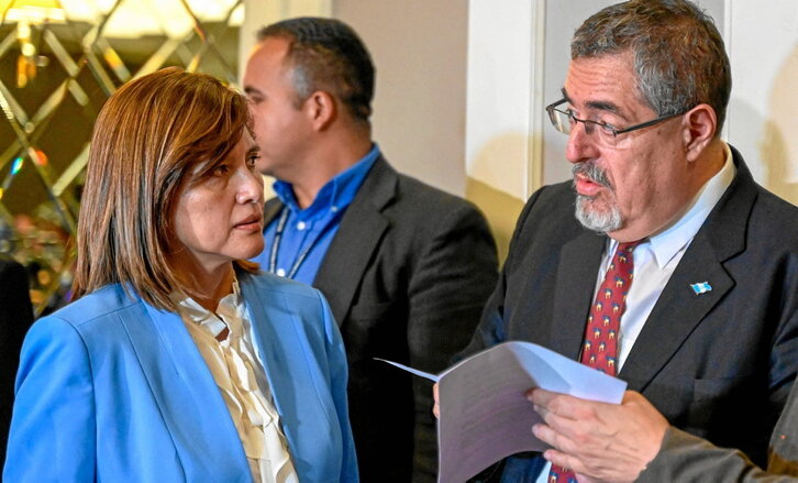 El presidente electo, Bernardo Arévalo, conversa con su vicepresidenta, Karin Herrera, tras la rueda de prensa ofrecida el lunes en Ciudad de Guatemala.