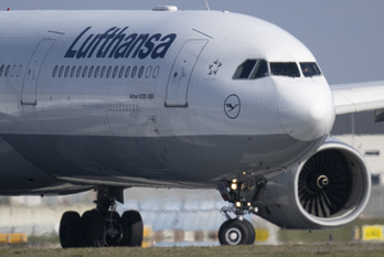 Lufthansa aire-konpainiako hegaldi bateko hainbat bidaiariei ontziratzea ukatu zieten hegazkinak gehiegizko zama izateagatik.