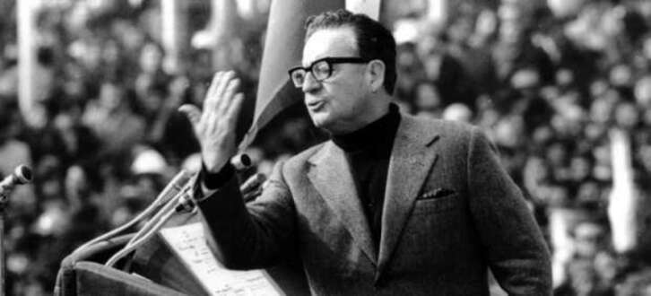 Salvador Allende hitzaldi bat ematen.