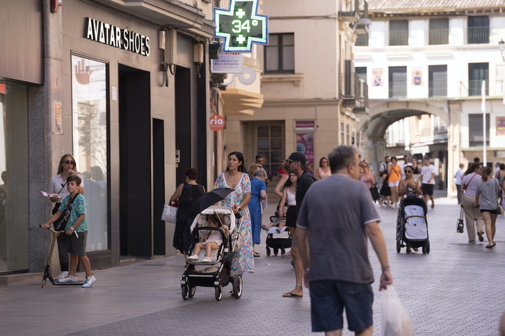 Un termómetro marca 34 grados a la sombra en una calle de Tutera.