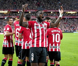 Iñaki Williams, taldekideekin Betisen aurka egindako goletako bat ospatzen.