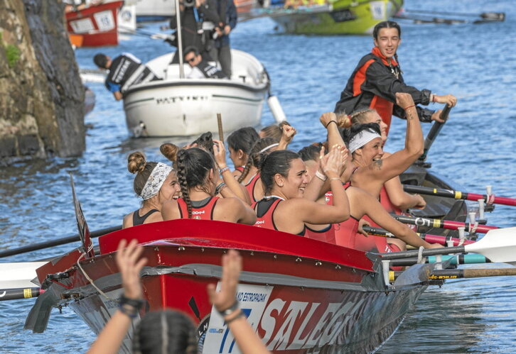 Zumaiako trainerua, atzo, Kontxako erlojupekoa amaituta, sailkapena ospatzen.